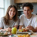 Foto de la familia de los Martínez, comiendo una comida saludable juntos